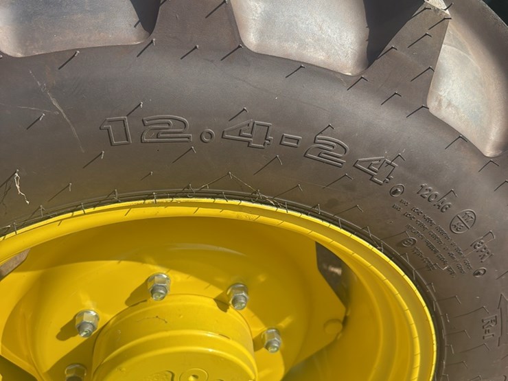 2023-john-deere-5075e-image-3