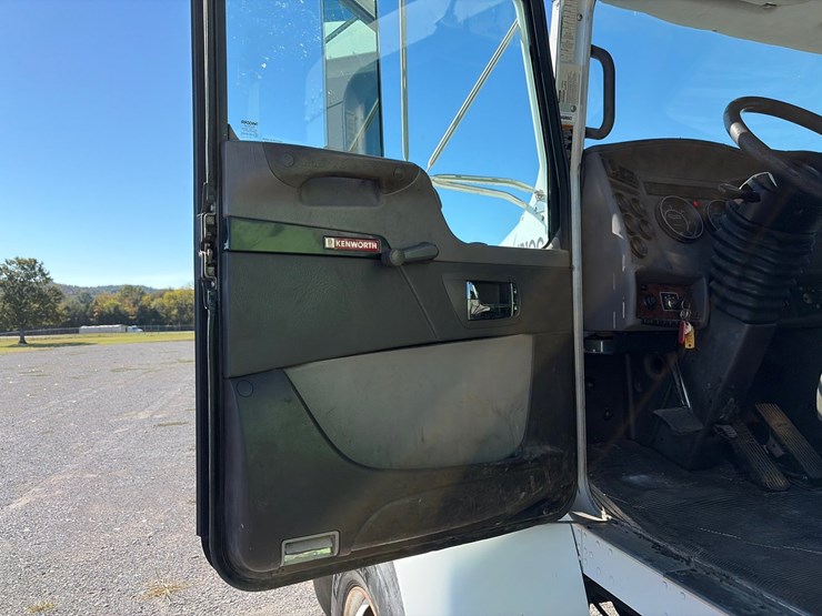 2008-kenworth-t300-image-26