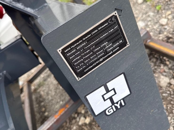 new-giyi-co-mini-stand-on-skidloader-hydraulic-grader-attachment-model-mgr51-image-3
