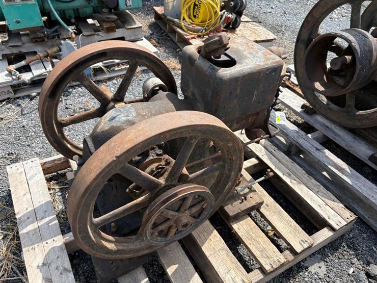 international-harvester-hit-&-miss-engine-image-4