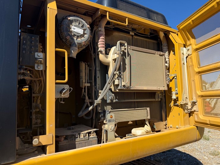 2016-caterpillar-323fl-image-44