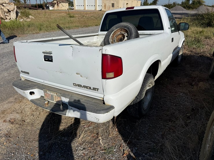 2002-chevrolet-s10-image-3