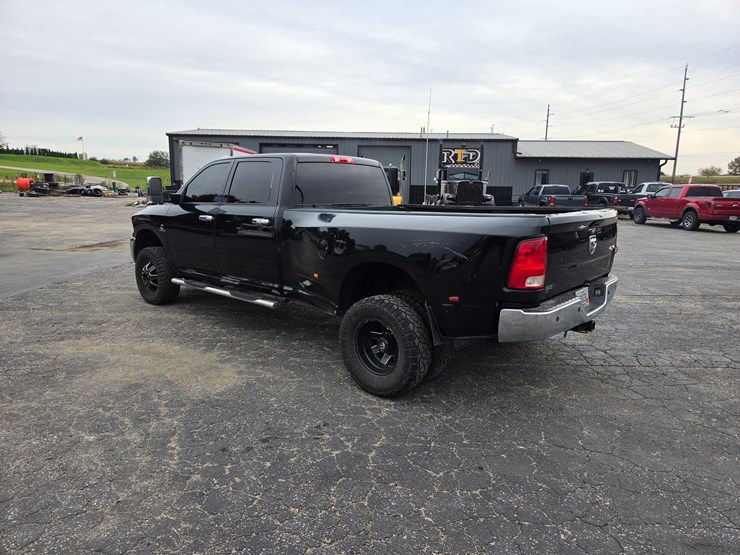 2015-dodge-3500-image-3