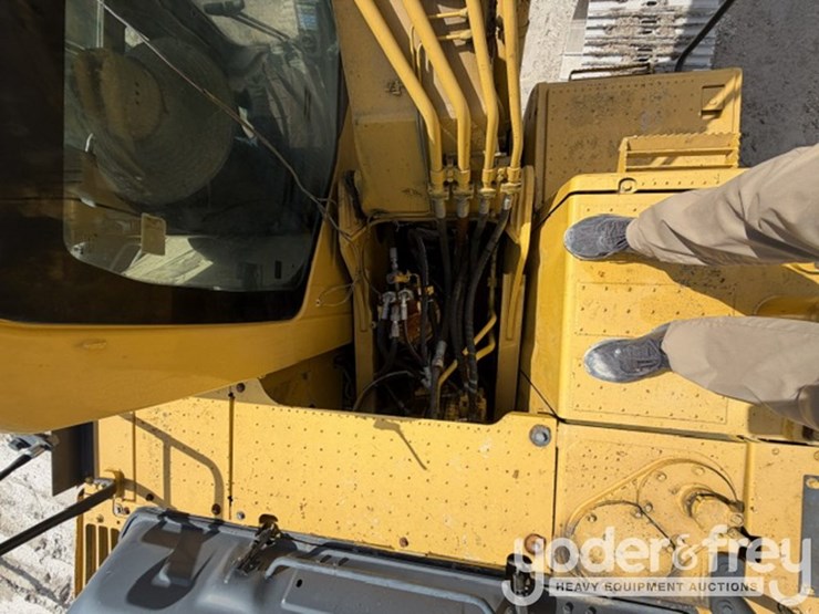 2014-komatsu-pc210-lc-10-image-28