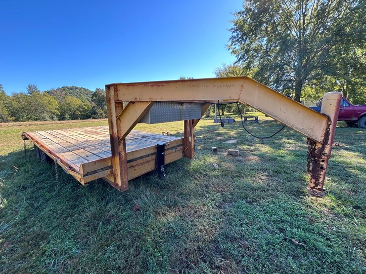 #93-•-20’-matthews-tandem-axle-gooseneck-trailer-image-12
