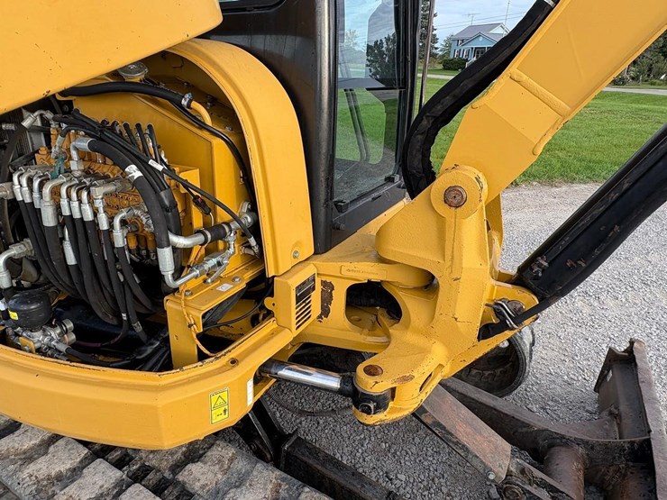 2014-caterpillar-305-image-18