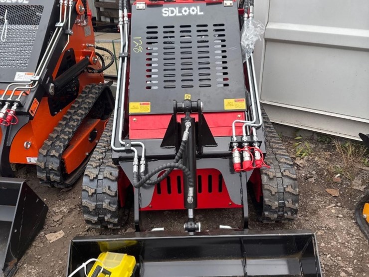 new-sdlool-co-mini-stand-on-skidloader-model-sl380-image-2