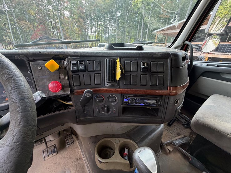2003-volvo-10-image-18