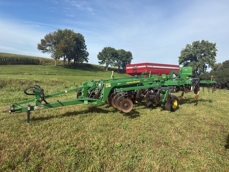 john-deere-2700-image-1