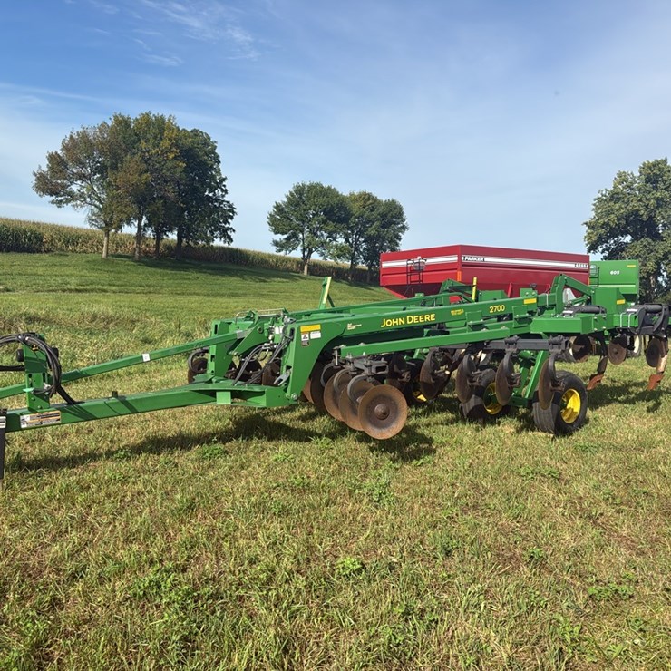 JOHN DEERE 2700