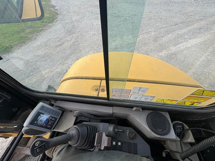 2014-caterpillar-305-image-12