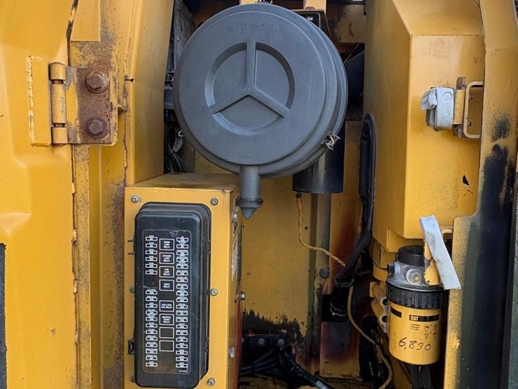 2004-caterpillar-318cl-image-17