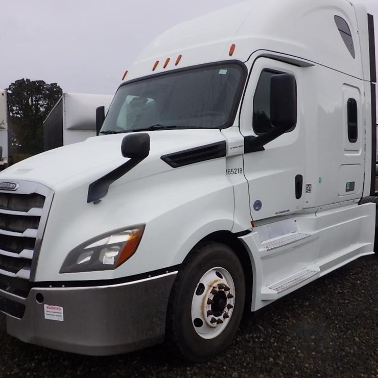 2019 Freightliner Cascadia 3-Axle Sleeper Truck