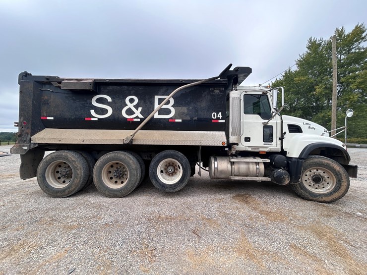 #34-•-2007-mack-granite-tri-axle-dump-truck-image-11