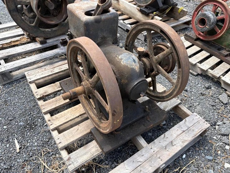 international-harvester-hit-&-miss-engine-image-3