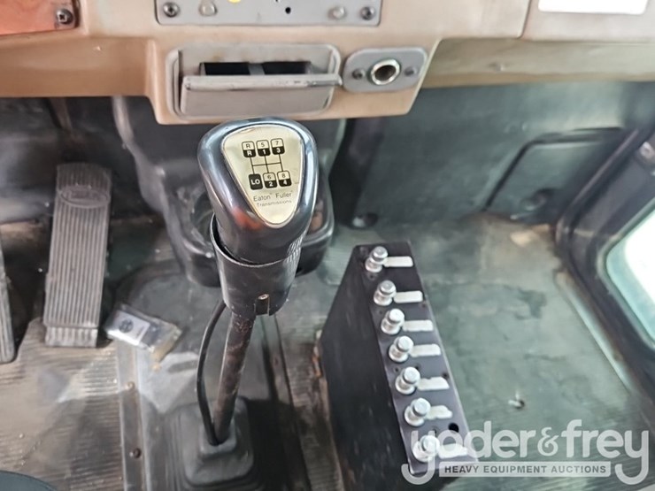 2005-peterbilt-335-image-25