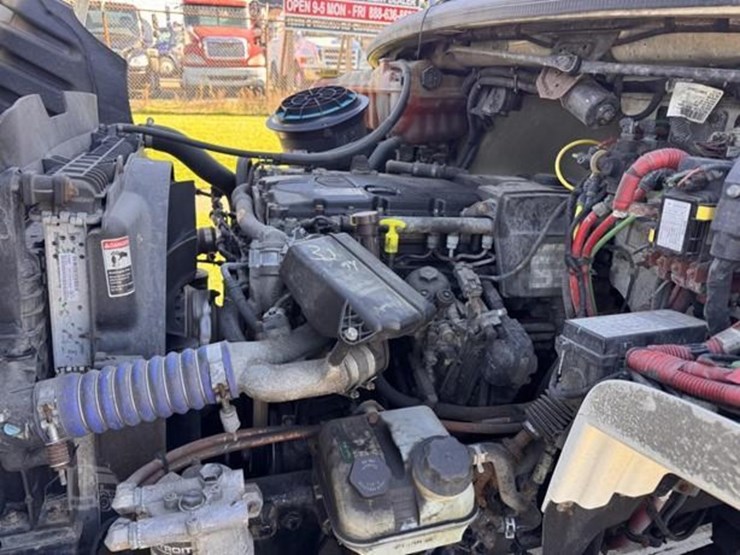 2020-freightliner-m2-106-image-10