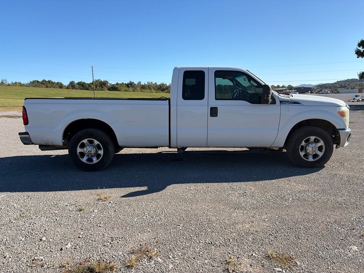 #98-•-2013-ford-xlt-f-250-pickup-truck-image-13
