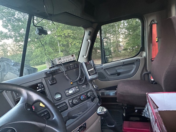 2015-freightliner-cascadia-113-image-38