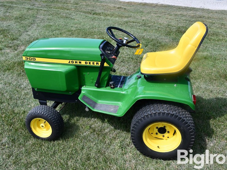 john-deere-300-image-8