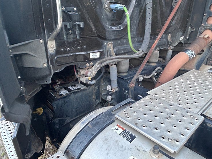 2015-freightliner-cascadia-113-image-16