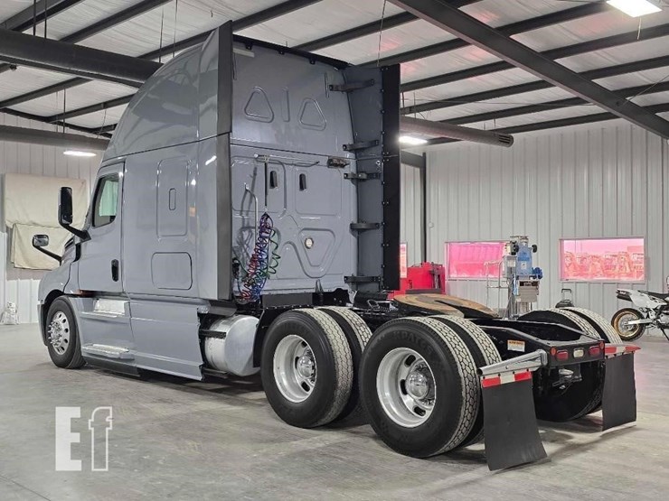 2020-freightliner-cascadia-126-image-4