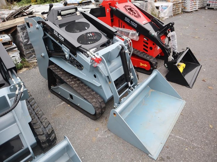 ssl-1200-mini-skidsteer-image-1