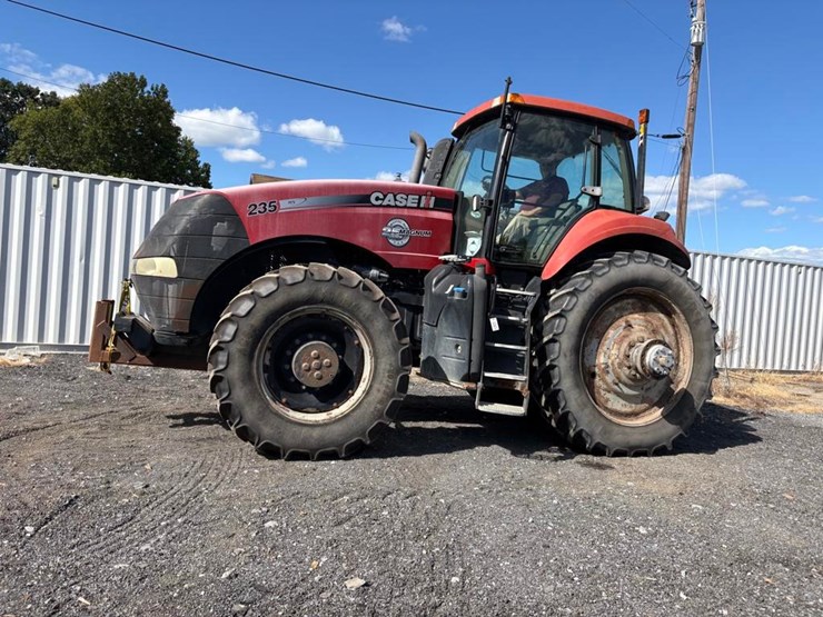 case-ih-magnum-235-image-2