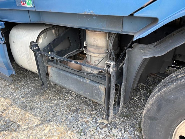 2016-volvo-d13-semi-truck-w/-enclosed-reefer-3000r-image-9