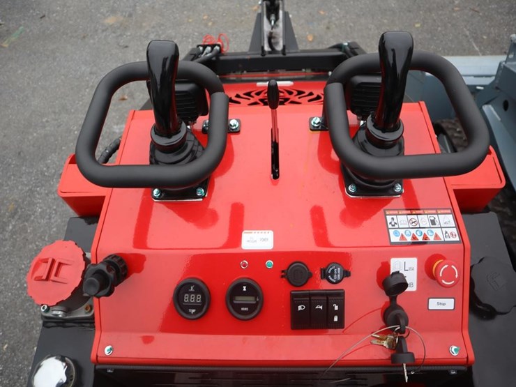 ssl-1500-mini-skidsteer-image-11