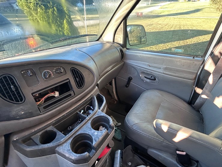 1999-ford-e250-image-27