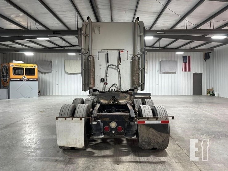 2007-freightliner-columbia-120-image-8