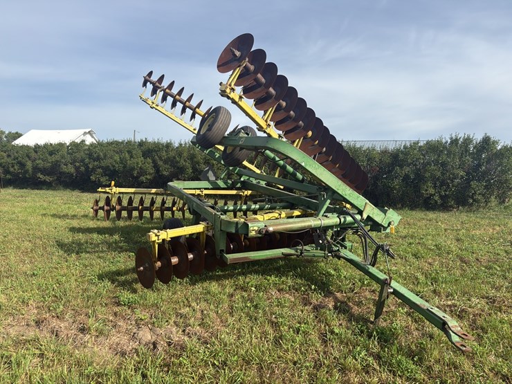 john-deere-220-image-1