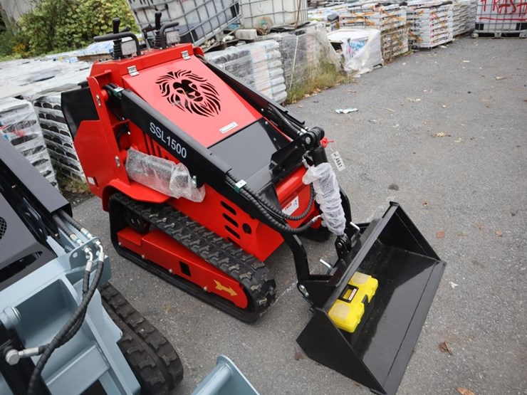 ssl-1500-mini-skidsteer-image-2