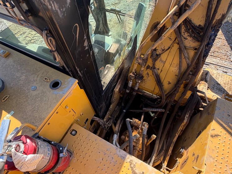2016-caterpillar-323fl-image-35