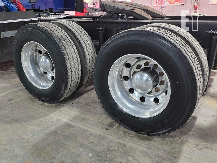 2015-kenworth-t680-image-24