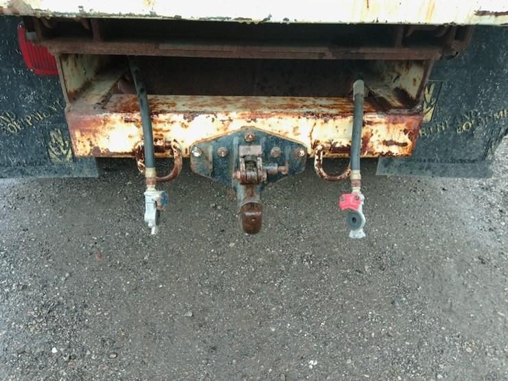 2001-freightliner-fl80-image-22