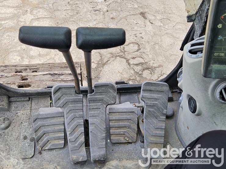 2013-volvo-ec220dl-image-36