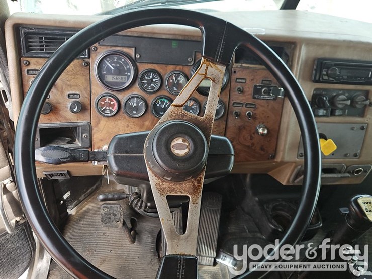2005-peterbilt-335-image-30