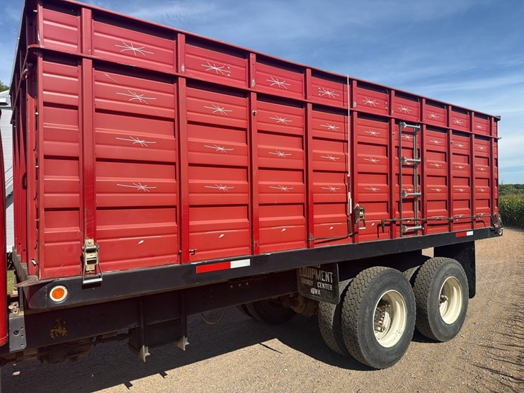 1979-international--model-1924-tandem-grain-truck,-81,877-miles,-4x4-manual-transmission,-gas,-roll-tarp-image-10