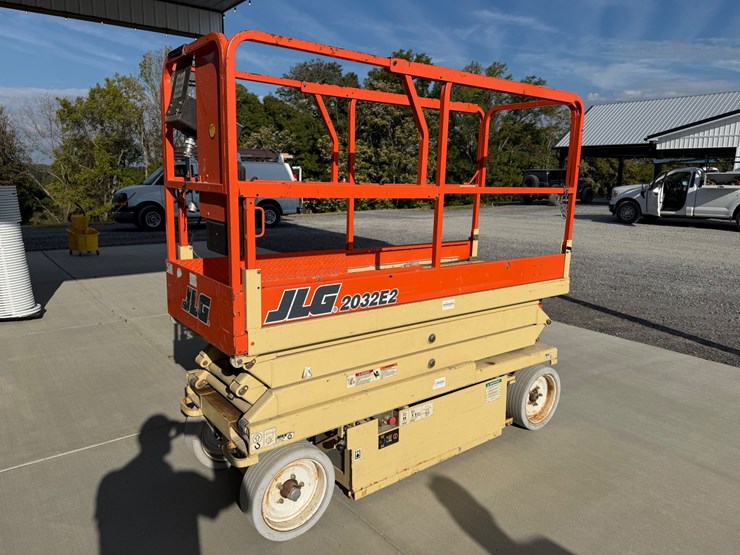 2001-jlg-2032e2-image-1