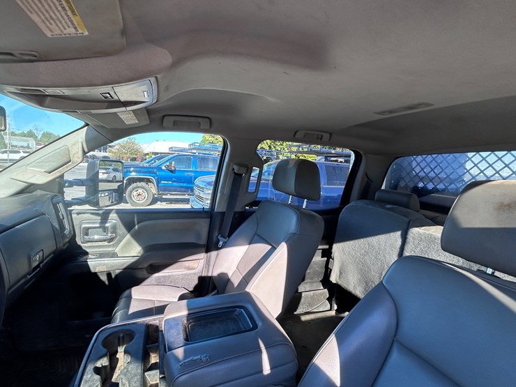 2017-gmc-3500-image-38