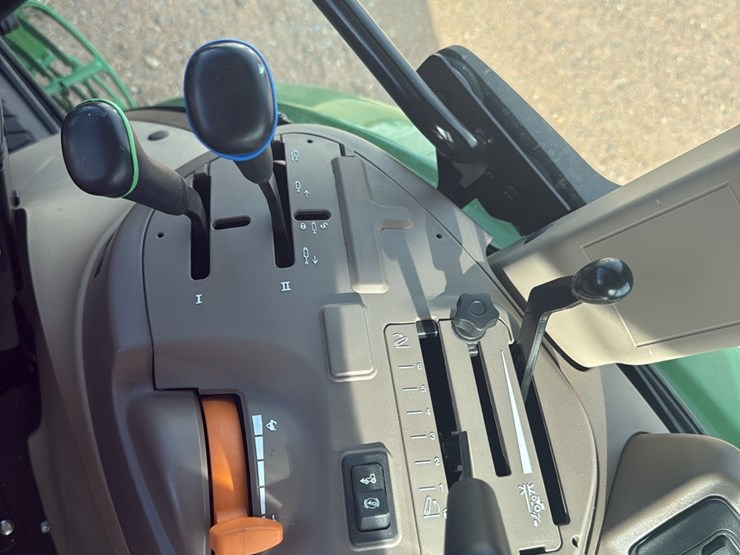 2023-john-deere-5075e-image-14