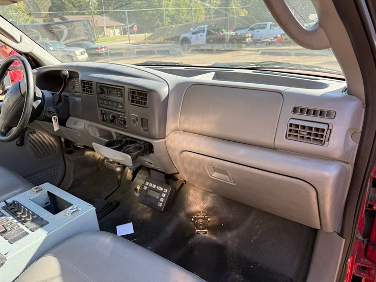 2004-ford-f550-image-53