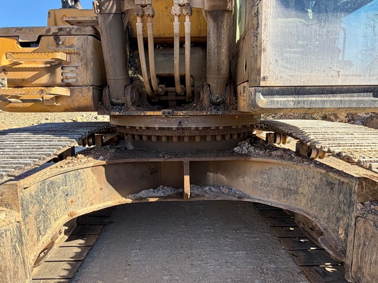 2017-caterpillar-336-image-18