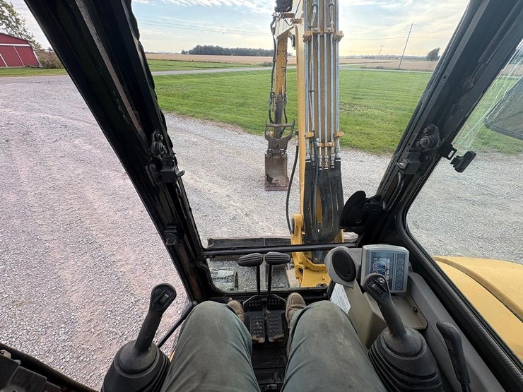 2014-caterpillar-305-image-11