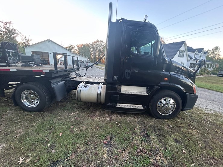 2015-freightliner-cascadia-113-image-10