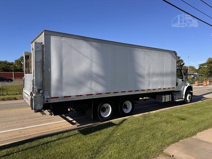 2020-freightliner-m2-106-image-5