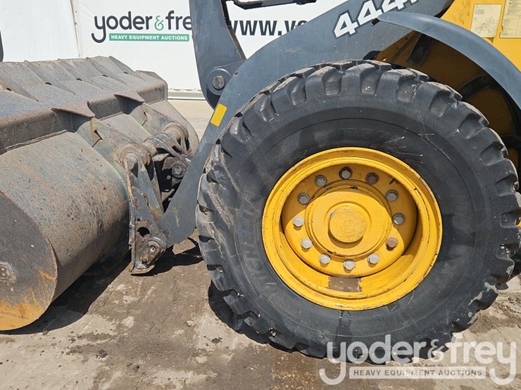 2019-deere-444k-image-12