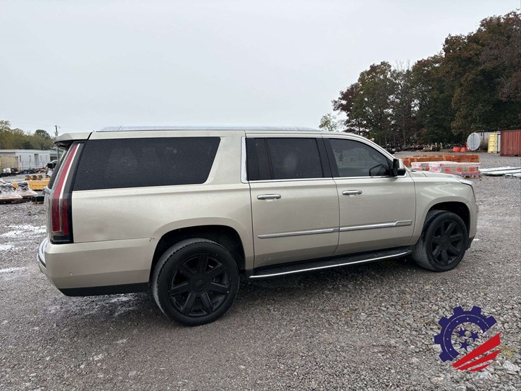 2017-cadillac-escalade-esv-luxury-image-4